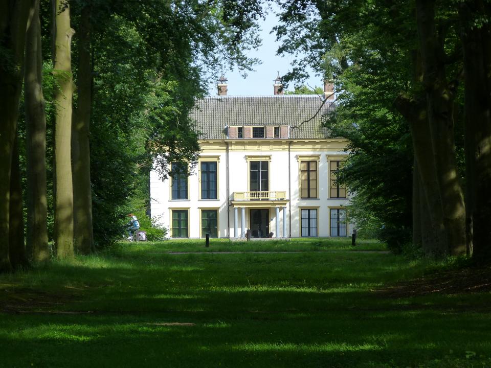 vooraanzicht landhuis in  heiloo